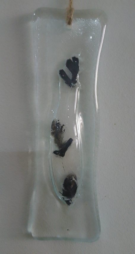 Fusing feuille noir a suspendre 20€